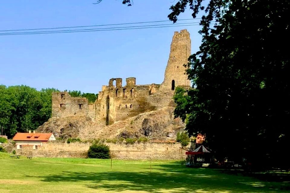Hrad Okoř -Trasy, tipy na výlet a kompletní průvodce